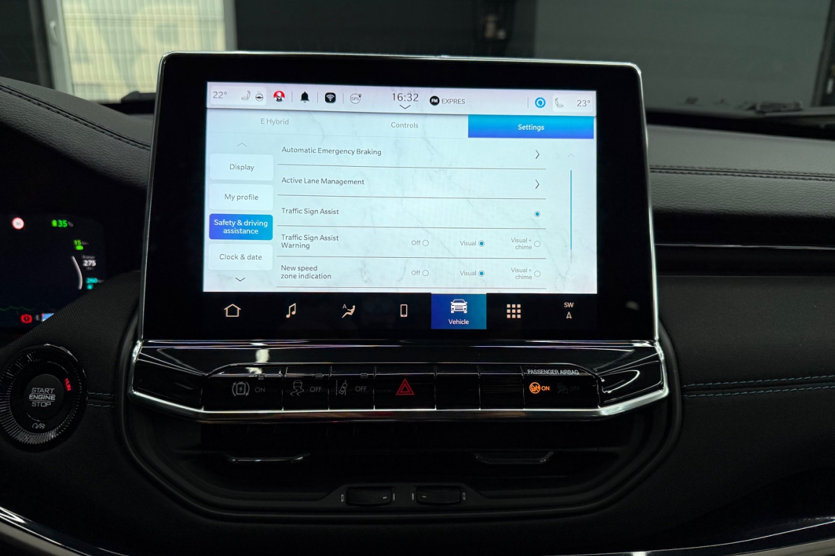 Ponuka vozidiel / Jeep Compass 1.3 Plug-in-Hybrid A/T - video