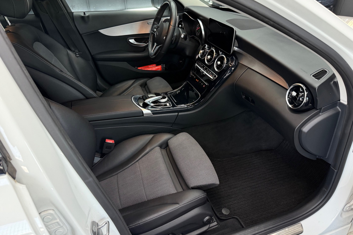 Ponuka vozidiel / Mercedes-Benz C trieda Sedan 300 d 4MATIC A/T - video