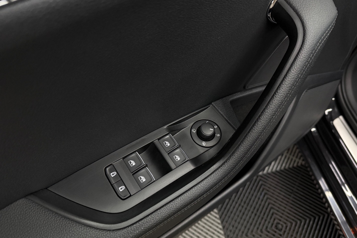 Ponuka vozidiel / Škoda Superb Combi 2.0 TDI SCR L K DSG - video