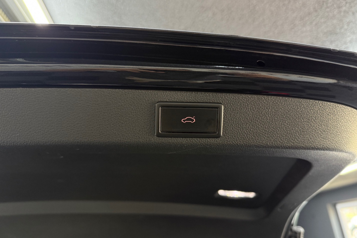 Ponuka vozidiel / Škoda Superb Combi 2.0 TDI SCR L K DSG - video
