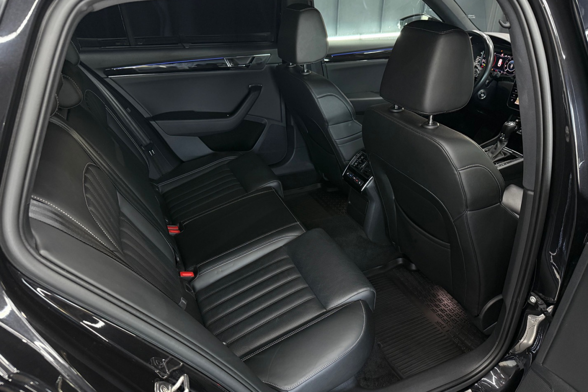 Ponuka vozidiel / Škoda Superb Combi 2.0 TDI SCR L K DSG - video