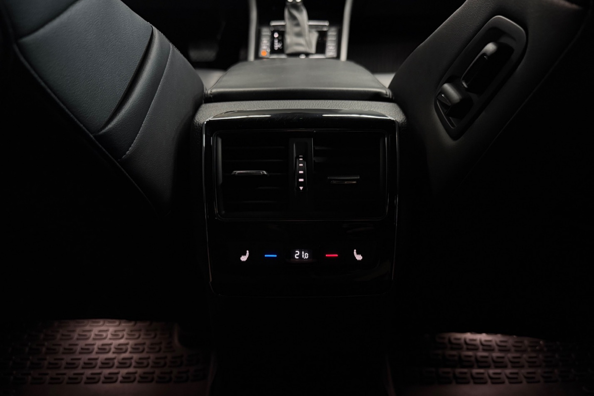 Ponuka vozidiel / Škoda Superb Combi 2.0 TDI SCR L K DSG - video