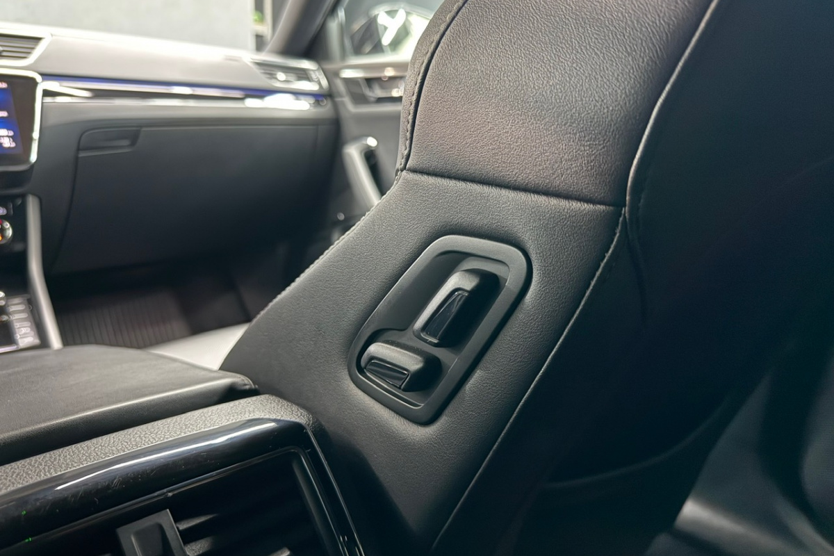 Ponuka vozidiel / Škoda Superb Combi 2.0 TDI SCR L K DSG - video
