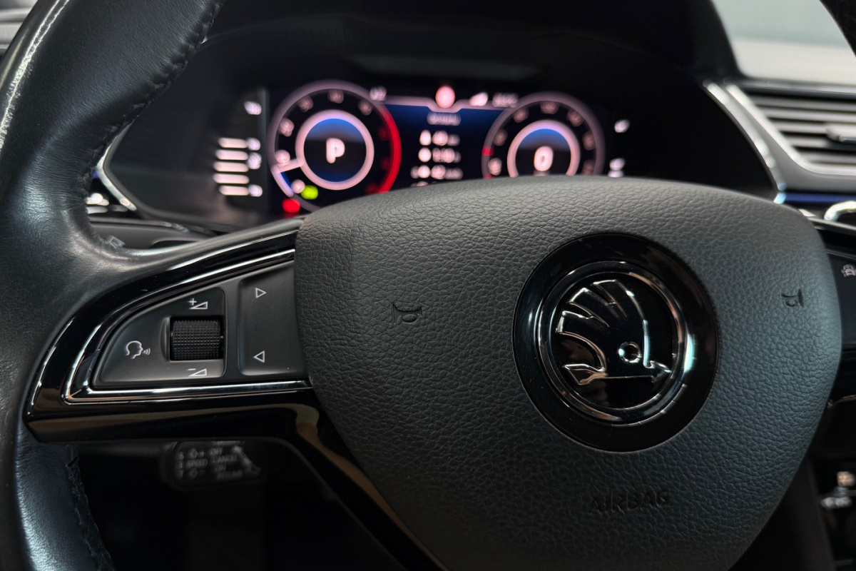 Ponuka vozidiel / Škoda Superb Combi 2.0 TDI SCR L K DSG - video