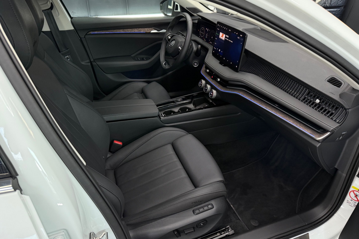 Ponuka vozidiel / Škoda Superb 2.0 TDI L K DSG 4x4 - video