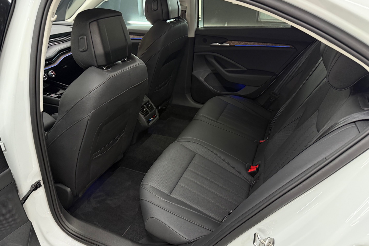 Ponuka vozidiel / Škoda Superb 2.0 TDI L K DSG 4x4 - video