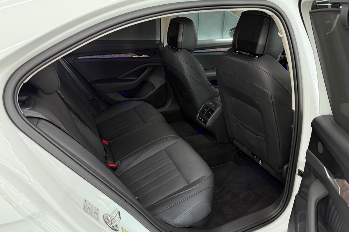 Ponuka vozidiel / Škoda Superb 2.0 TDI L K DSG 4x4 - video