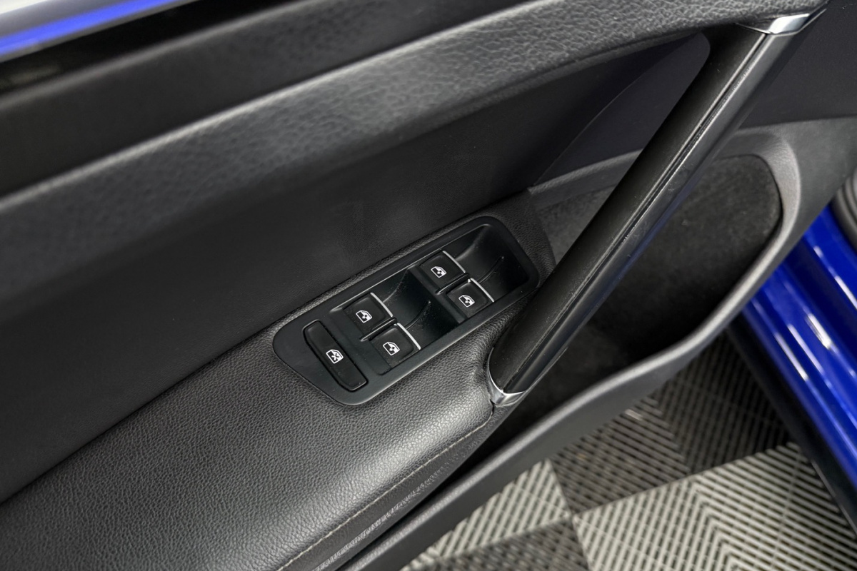 Ponuka vozidiel / Volkswagen Golf 2.0 TSI BMT R 4MOTION DSG EU6 - video