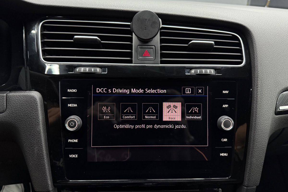 Ponuka vozidiel / Volkswagen Golf 2.0 TSI BMT R 4MOTION DSG EU6 - video