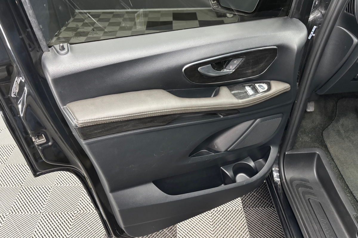 Ponuka vozidiel / Mercedes-Benz V trieda METRIS 2.0 BENZÍN AUTOMAT 7-MIEST - video