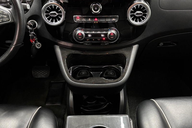 Ponuka vozidiel / Mercedes-Benz V trieda METRIS 2.0 BENZÍN AUTOMAT 7-MIEST - video Ponuka vozidiel / Mercedes-Benz V trieda METRIS 2.0 BENZÍN AUTOMAT 7-MIEST - video