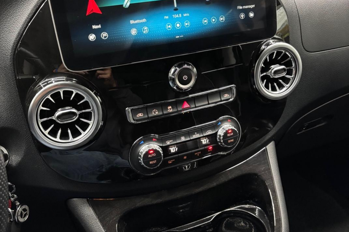 Ponuka vozidiel / Mercedes-Benz V trieda METRIS 2.0 BENZÍN AUTOMAT 7-MIEST - video Ponuka vozidiel / Mercedes-Benz V trieda METRIS 2.0 BENZÍN AUTOMAT 7-MIEST - video