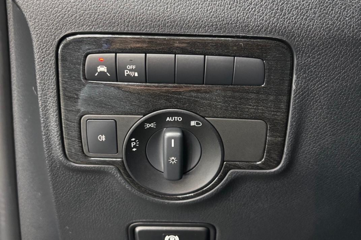 Ponuka vozidiel / Mercedes-Benz V trieda METRIS 2.0 BENZÍN AUTOMAT 7-MIEST - video