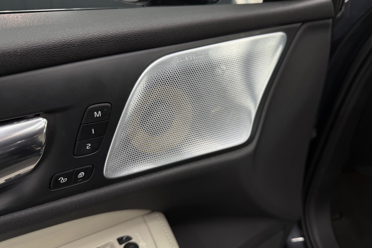Ponuka vozidiel / Volvo V60 T6 Inscription AWD A/T - video