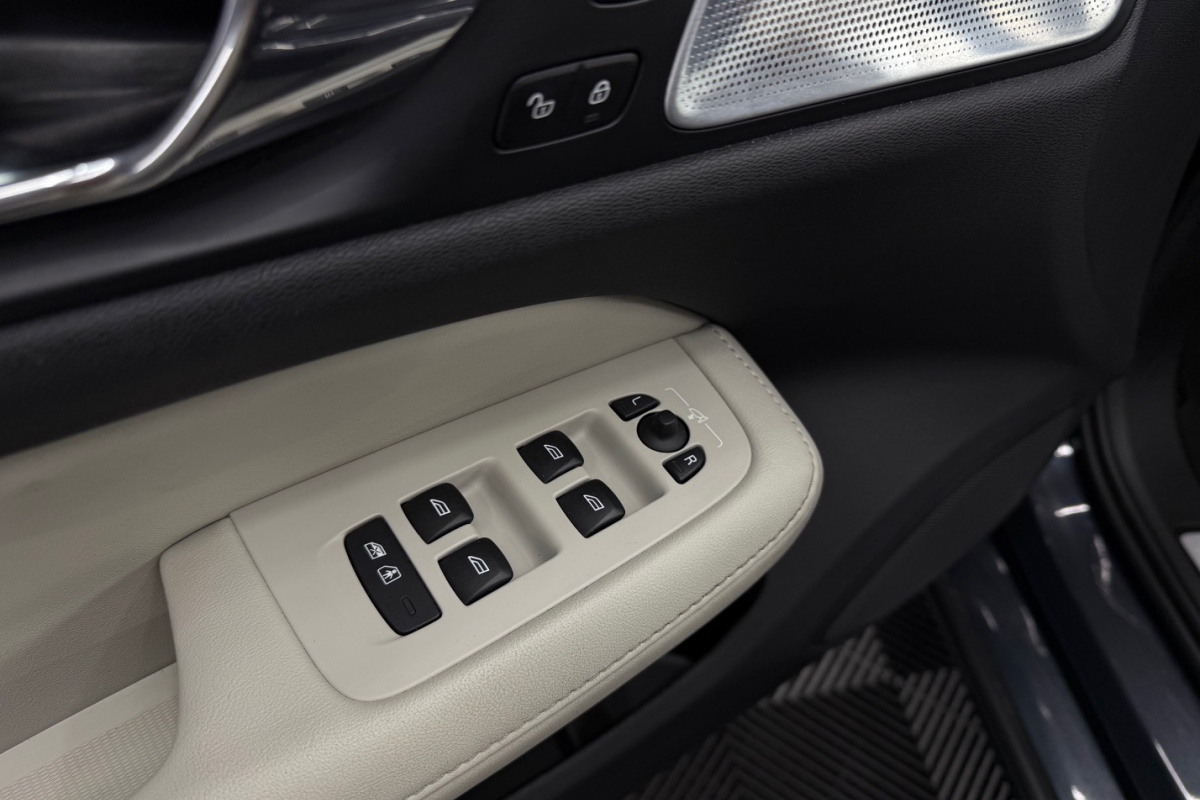Ponuka vozidiel / Volvo V60 T6 Inscription AWD A/T - video