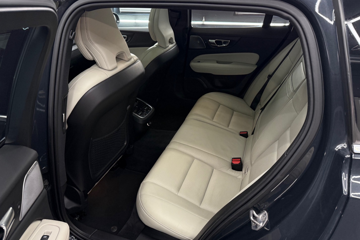 Ponuka vozidiel / Volvo V60 T6 Inscription AWD A/T - video