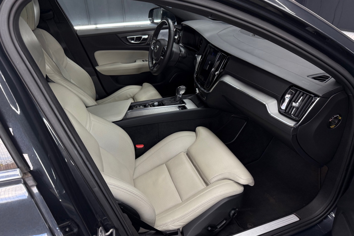 Ponuka vozidiel / Volvo V60 T6 Inscription AWD A/T - video