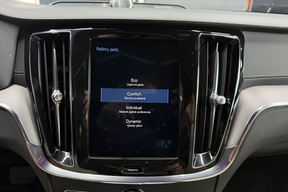 Ponuka vozidiel / Volvo V60 T6 Inscription AWD A/T - video