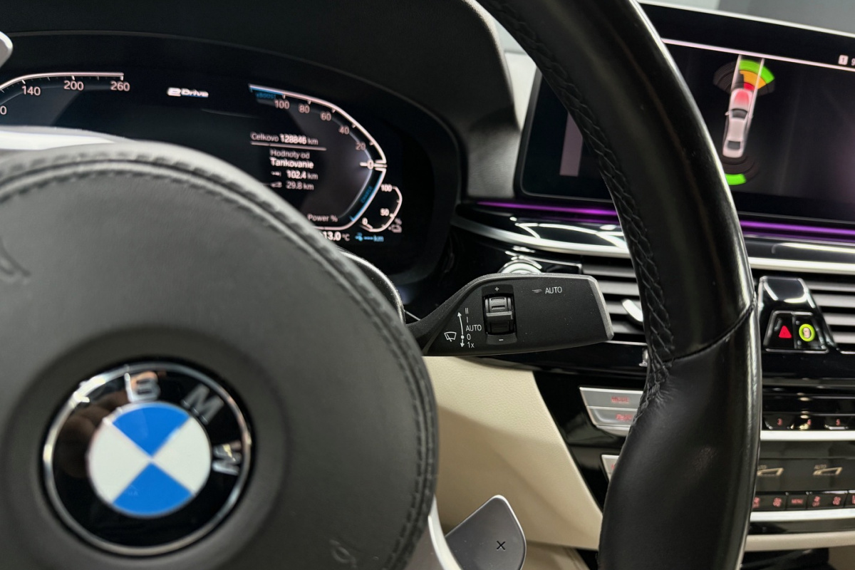 Ponuka vozidiel / BMW Rad 5 530e xDrive A/T - video