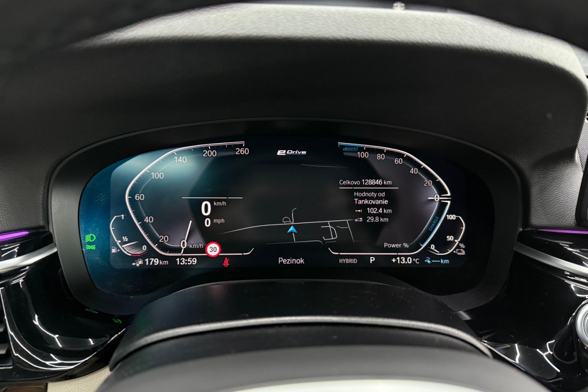 Ponuka vozidiel / BMW Rad 5 530e xDrive A/T - video