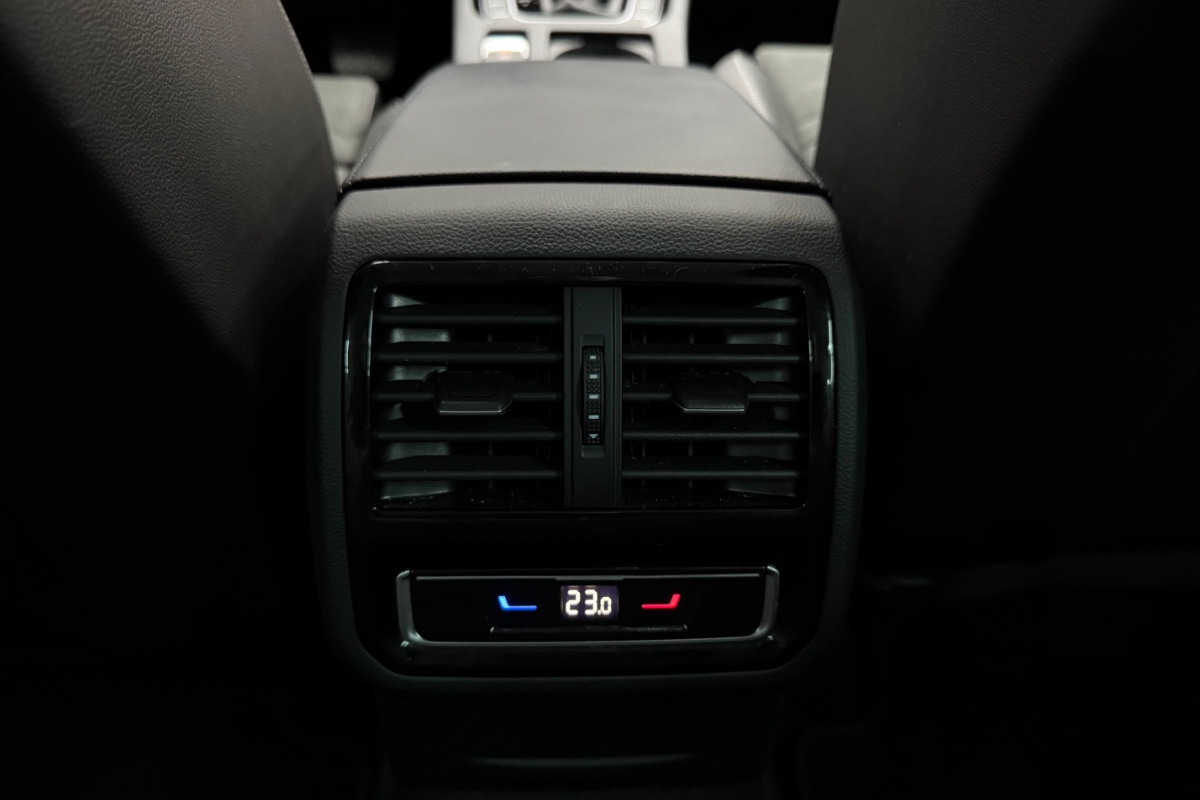 Ponuka vozidiel / Volkswagen Passat Variant 2.0 TDI EVO Elegance DSG - video