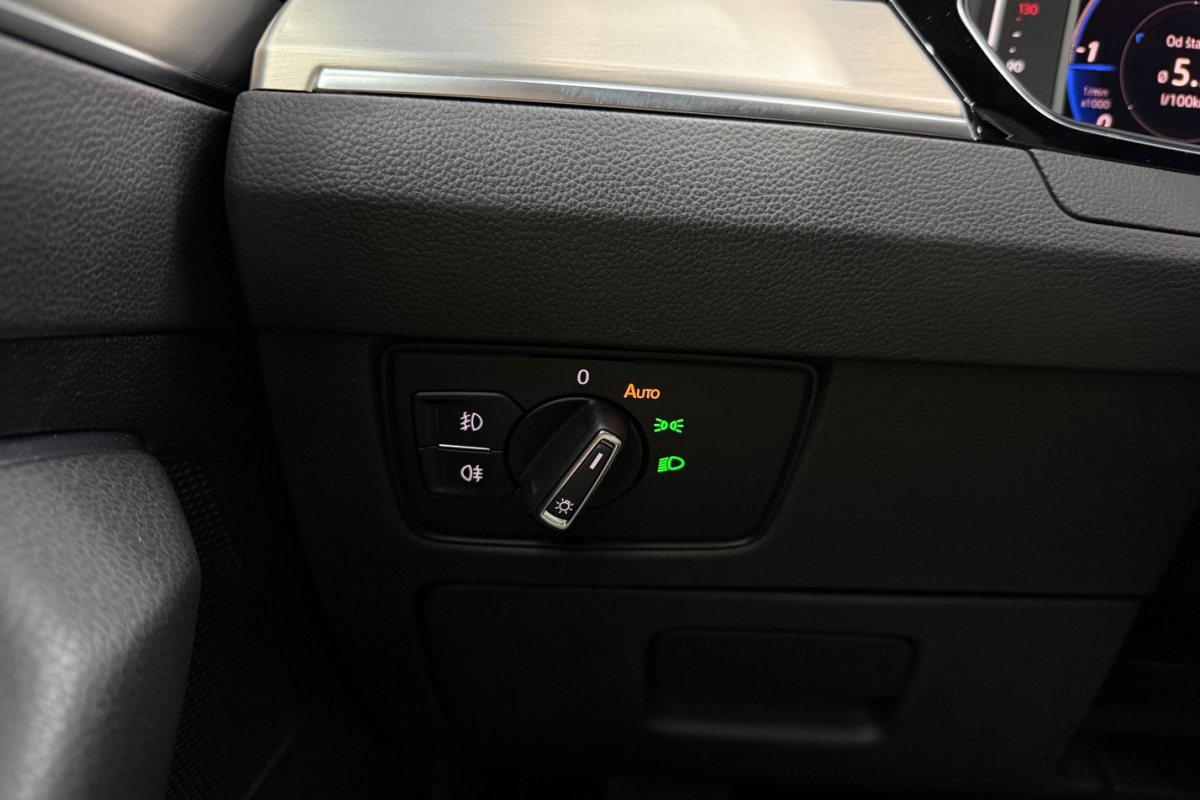 Ponuka vozidiel / Volkswagen Passat Variant 2.0 TDI EVO Elegance DSG - video