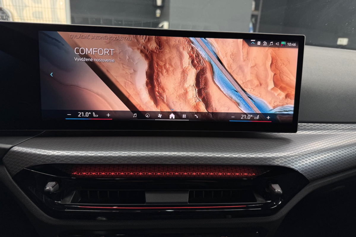 Ponuka vozidiel / BMW Rad 3 Touring 330i xDrive A/T - video