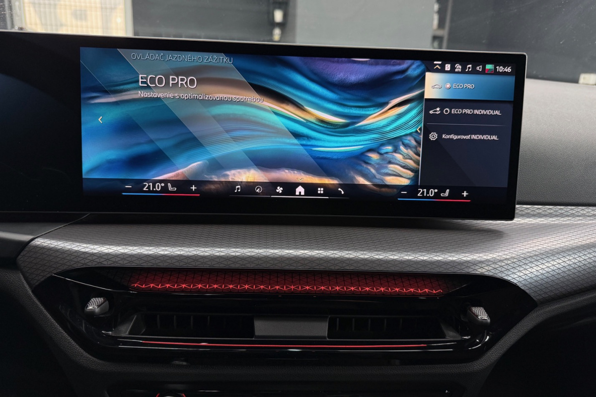 Ponuka vozidiel / BMW Rad 3 Touring 330i xDrive A/T - video Ponuka vozidiel / BMW Rad 3 Touring 330i xDrive A/T - video