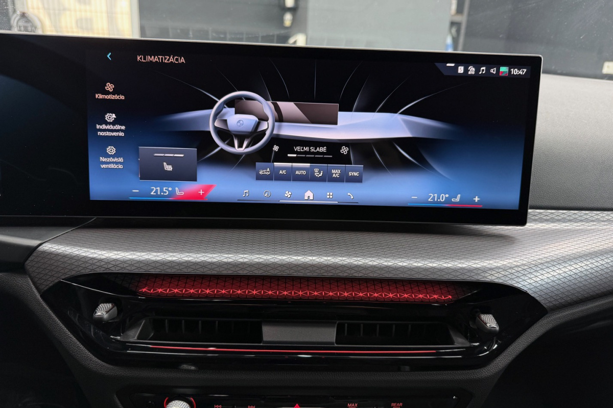 Ponuka vozidiel / BMW Rad 3 Touring 330i xDrive A/T - video Ponuka vozidiel / BMW Rad 3 Touring 330i xDrive A/T - video