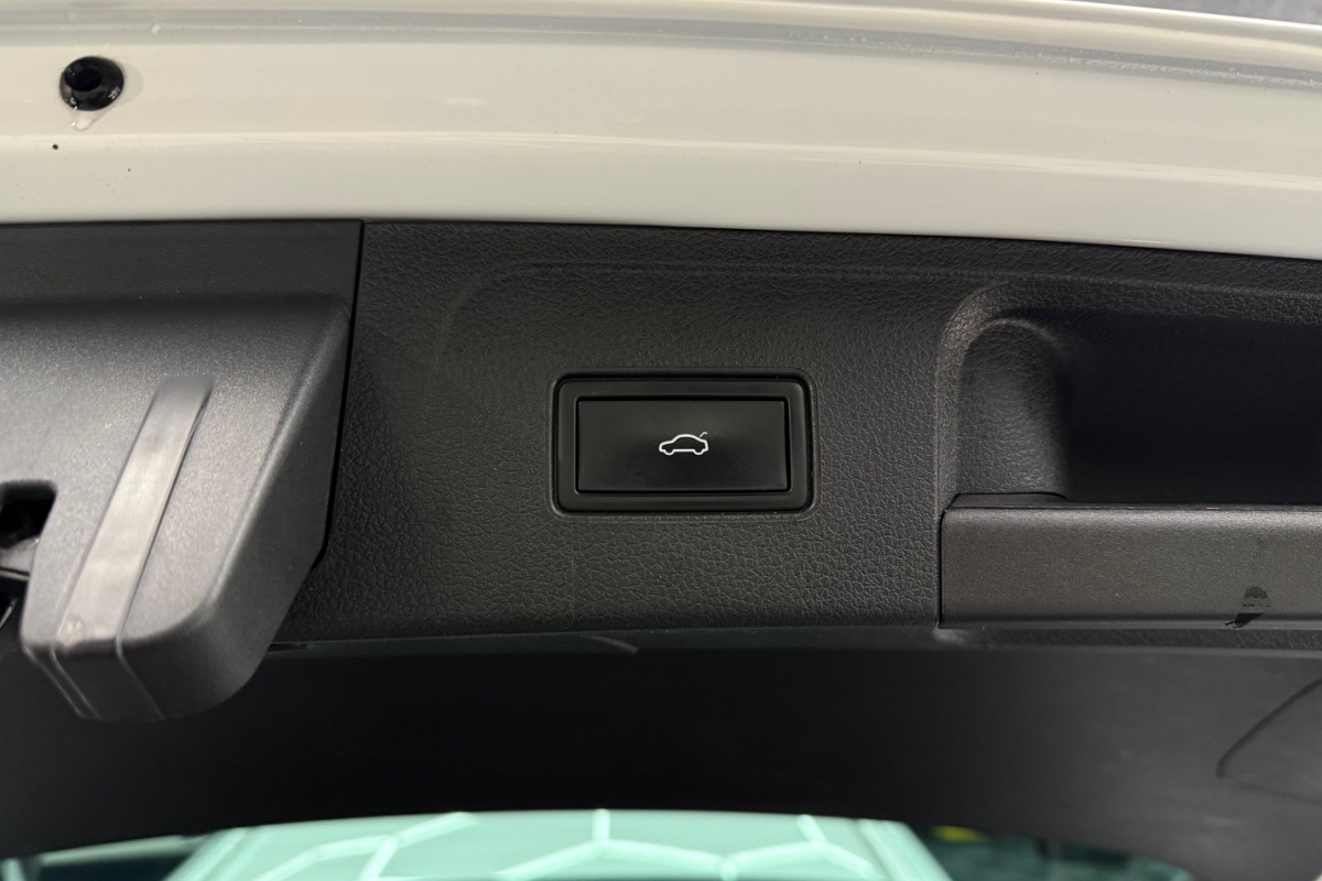 Ponuka vozidiel / Volkswagen Passat Variant 2.0 TDI R-Line 4Motion DSG - video