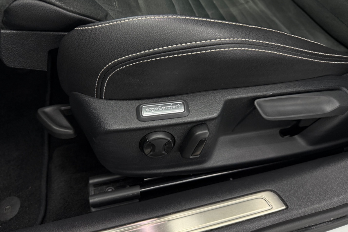 Ponuka vozidiel / Volkswagen Passat Variant 2.0 TDI R-Line 4Motion DSG - video