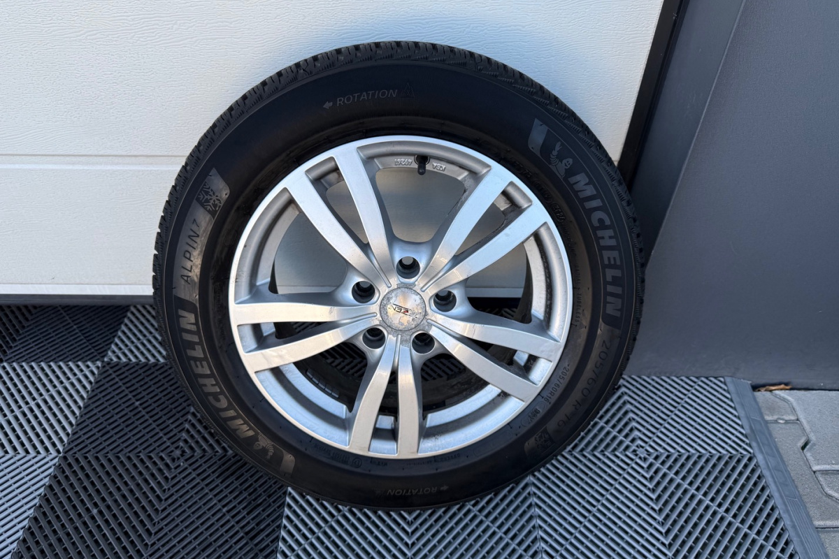 Ponuka vozidiel / Volkswagen Touran 1.4 TSI BMT R-Line Highline DSG - video