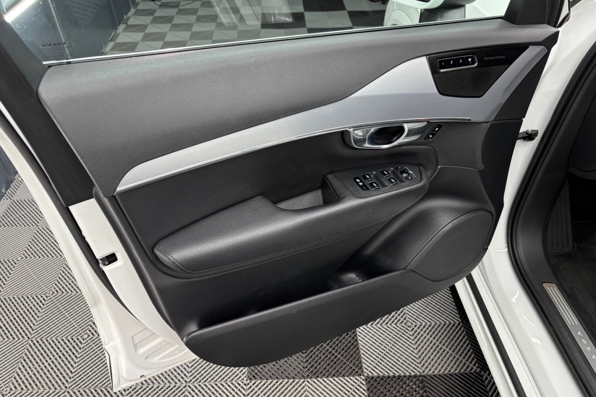 Ponuka vozidiel / Volvo XC90 2.0 T5 MOMENTUM 4x4 7-MIEST - video