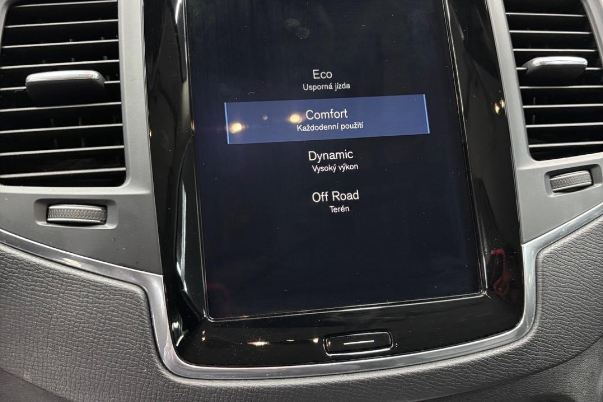 Ponuka vozidiel / Volvo XC90 2.0 T5 MOMENTUM 4x4 7-MIEST - video