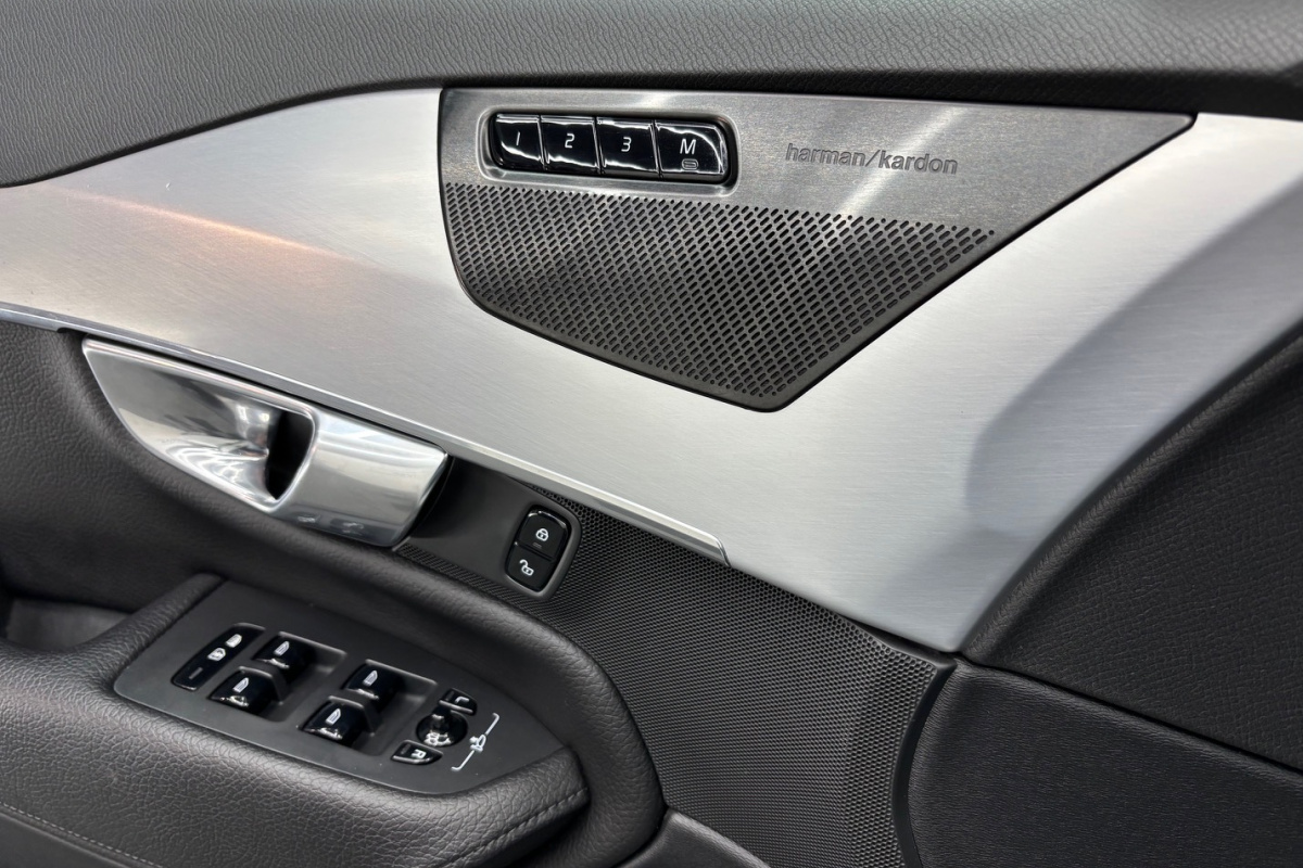 Ponuka vozidiel / Volvo XC90 2.0 T5 MOMENTUM 4x4 7-MIEST - video