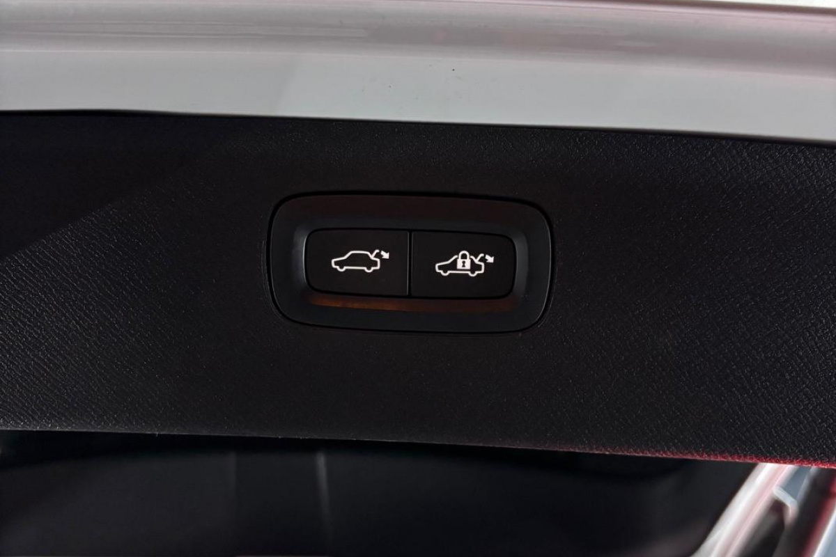 Ponuka vozidiel / Volvo XC90 2.0 T5 MOMENTUM 4x4 7-MIEST - video