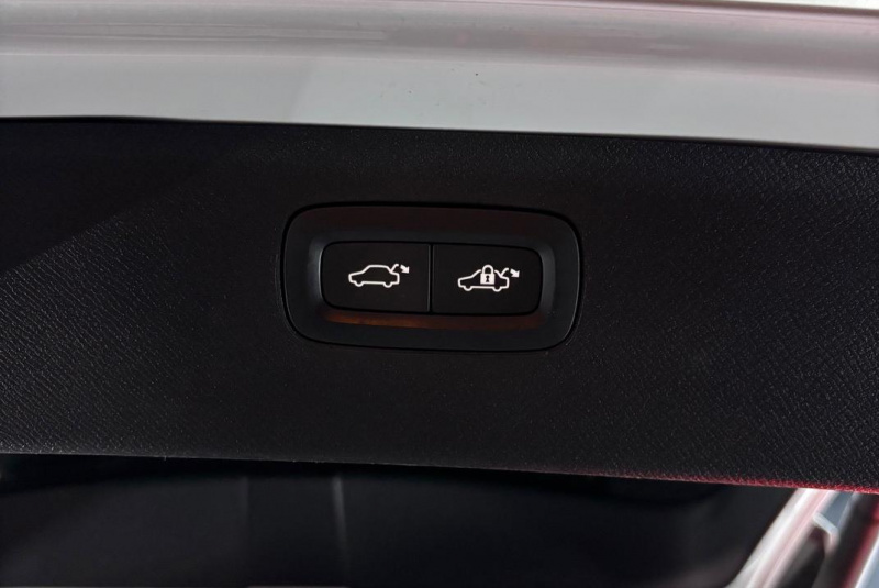  Ponuka vozidiel / Volvo XC90 2.0 T5 MOMENTUM 4x4 7-MIEST - video