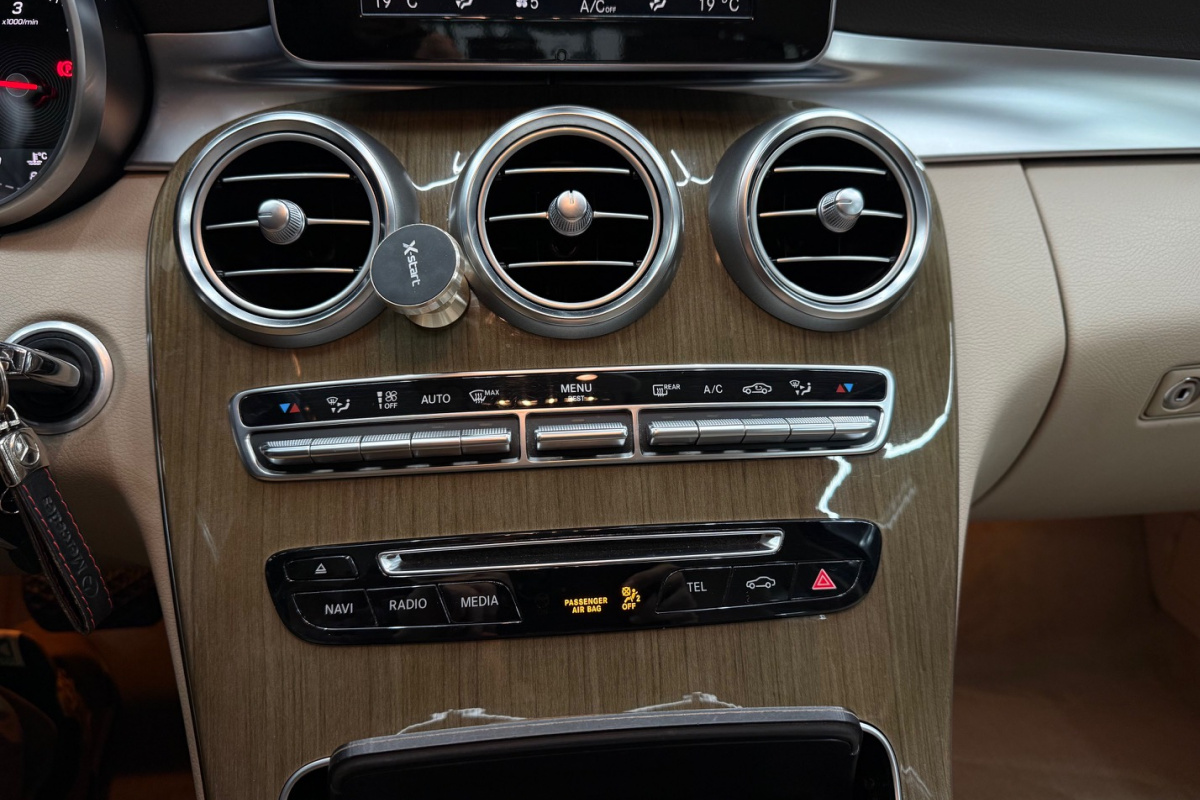 Ponuka vozidiel / Mercedes-Benz C trieda Kombi 200 d A/T - video