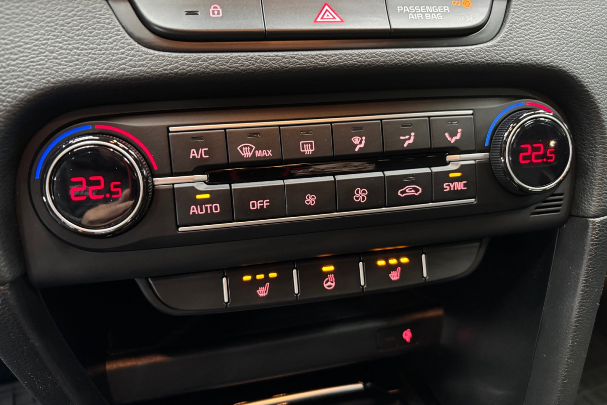 Ponuka vozidiel / Kia Ceed SW 1.6 CRDi MHEV Platinum A/T - video