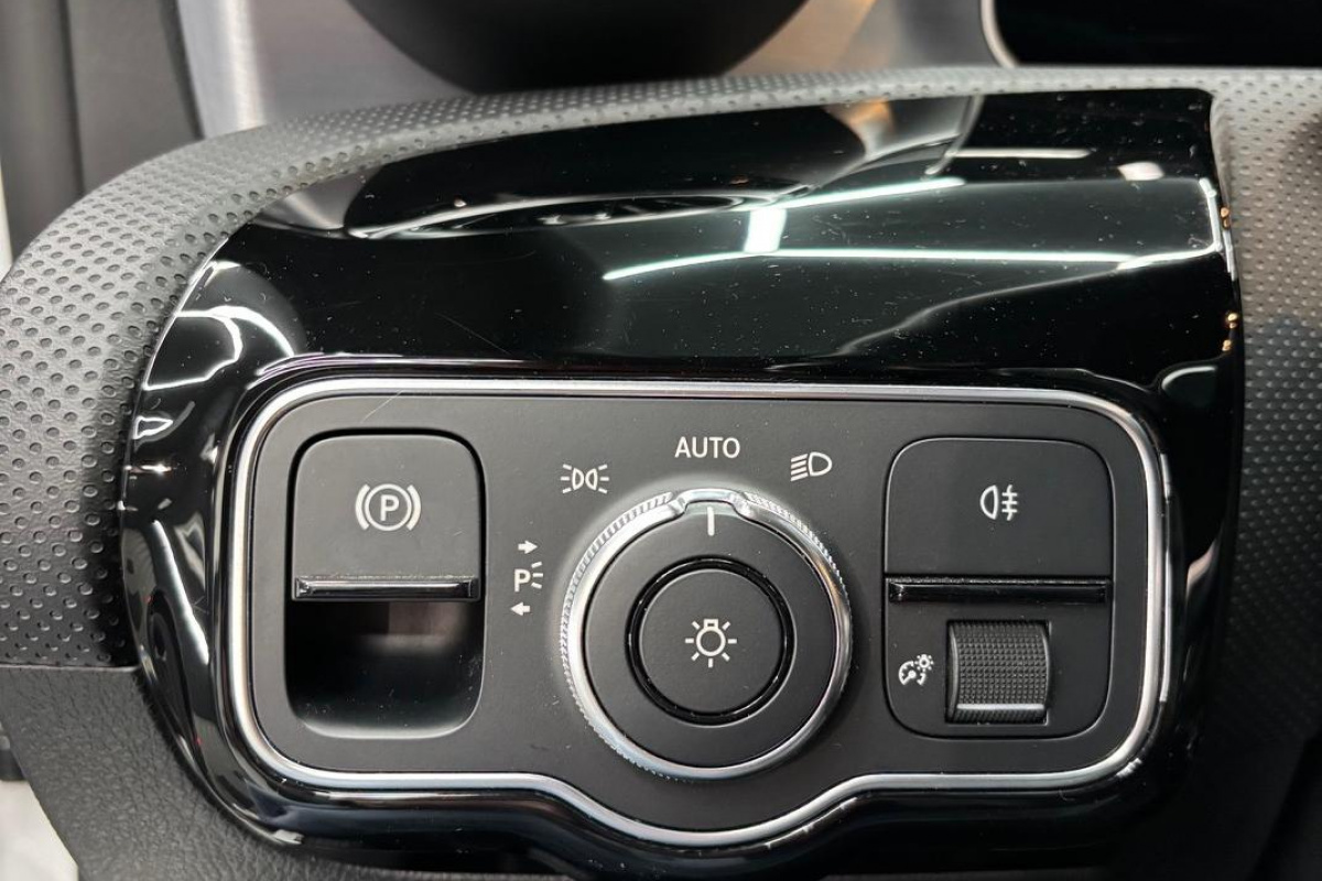 Ponuka vozidiel / Mercedes-Benz CLA Kupé 180 d A/T - video