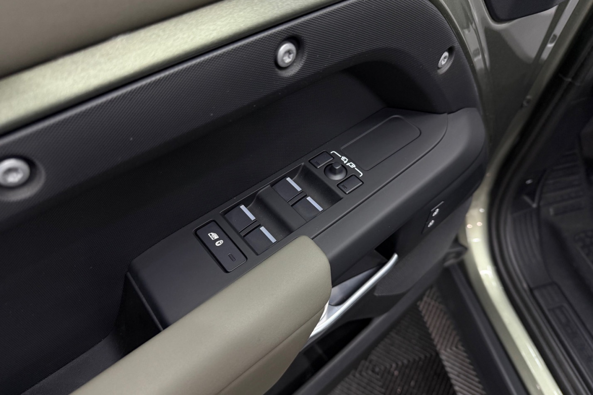 Ponuka vozidiel / Land Rover Defender 110 3.0D I6 D200 MHEV S A/T AWD - video