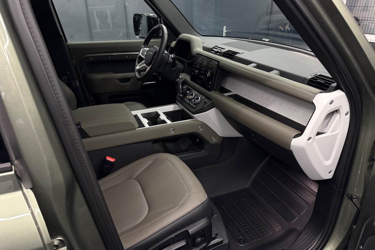 Ponuka vozidiel / Land Rover Defender 110 3.0D I6 D200 MHEV S A/T AWD - video