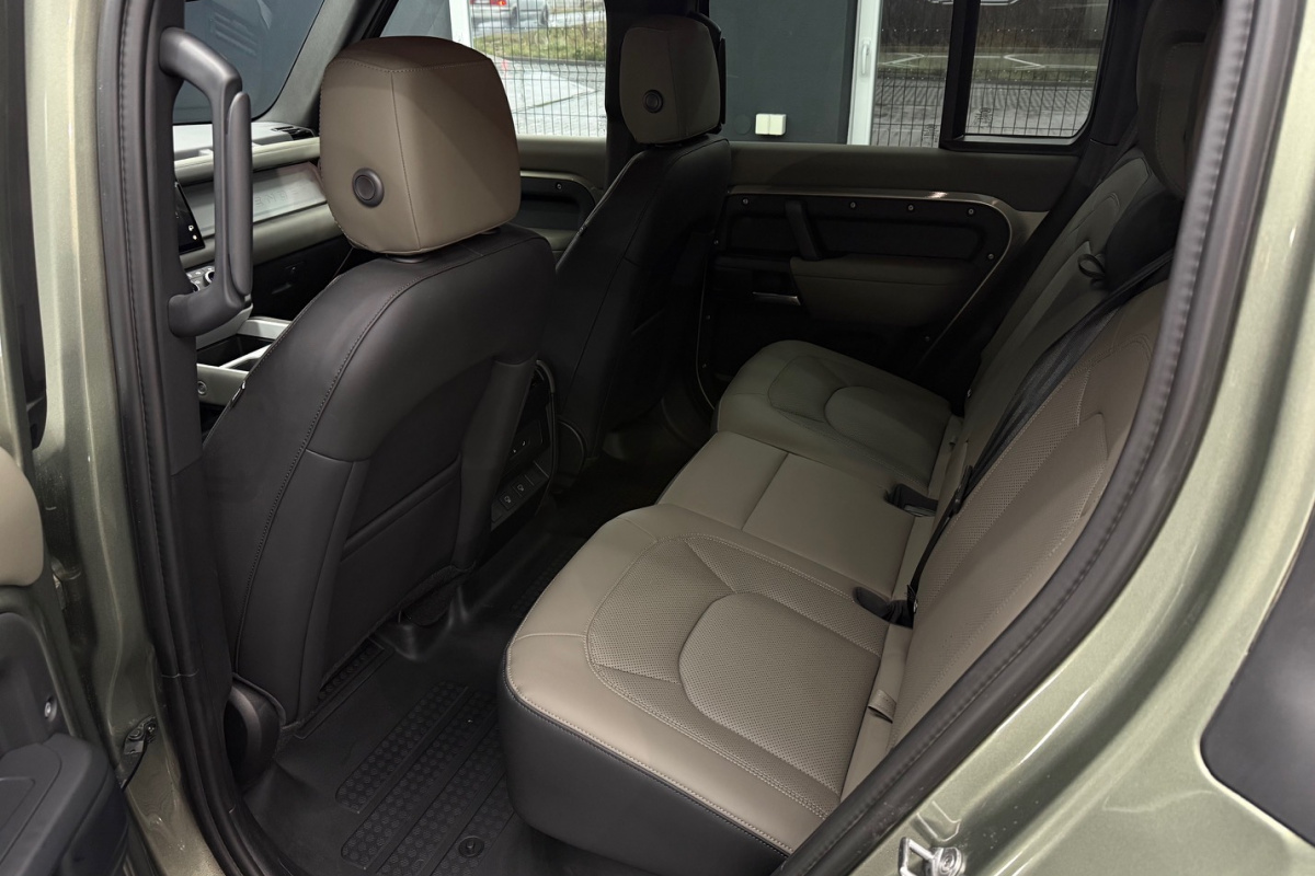 Ponuka vozidiel / Land Rover Defender 110 3.0D I6 D200 MHEV S A/T AWD - video