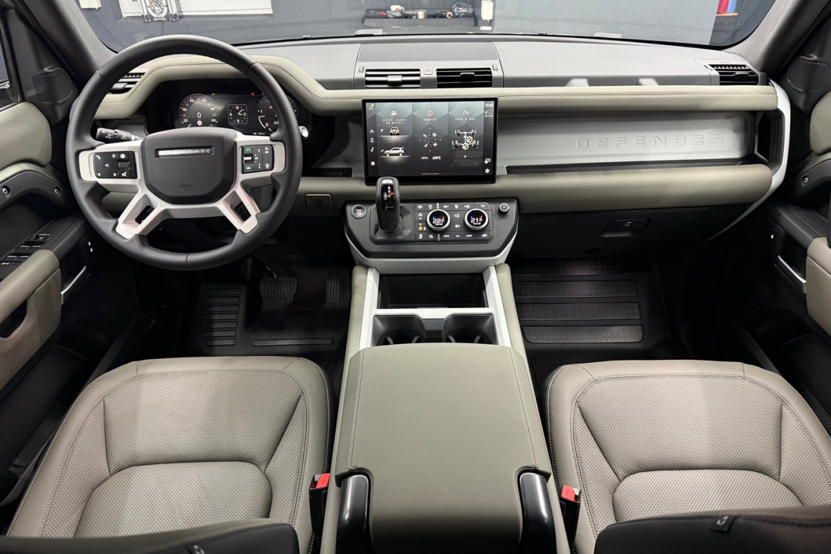 Ponuka vozidiel / Land Rover Defender 110 3.0D I6 D200 MHEV S A/T AWD - video Ponuka vozidiel / Land Rover Defender 110 3.0D I6 D200 MHEV S A/T AWD - video