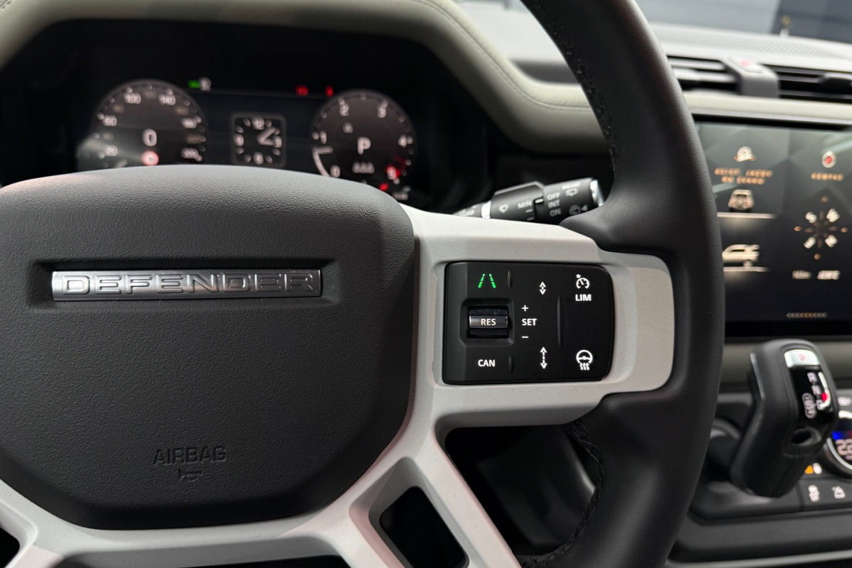 Ponuka vozidiel / Land Rover Defender 110 3.0D I6 D200 MHEV S A/T AWD - video