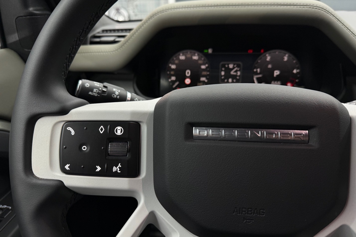 Ponuka vozidiel / Land Rover Defender 110 3.0D I6 D200 MHEV S A/T AWD - video