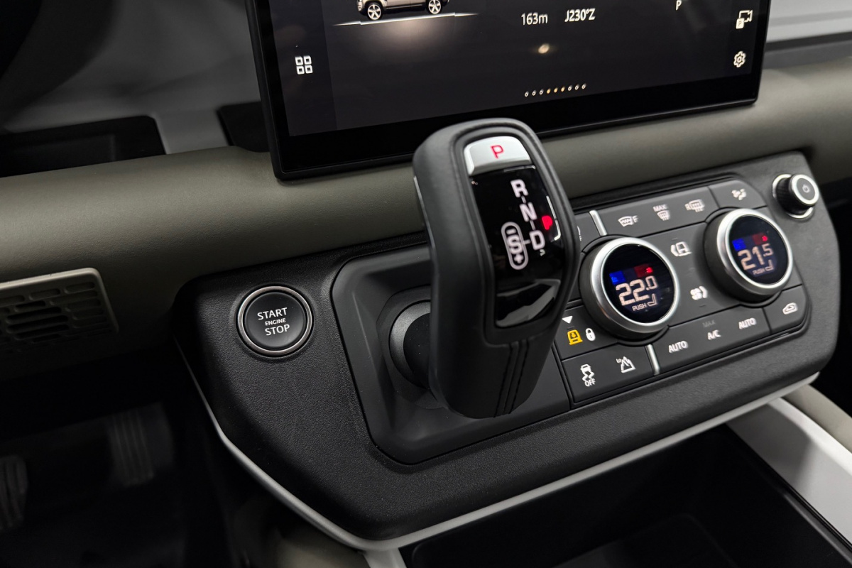 Ponuka vozidiel / Land Rover Defender 110 3.0D I6 D200 MHEV S A/T AWD - video