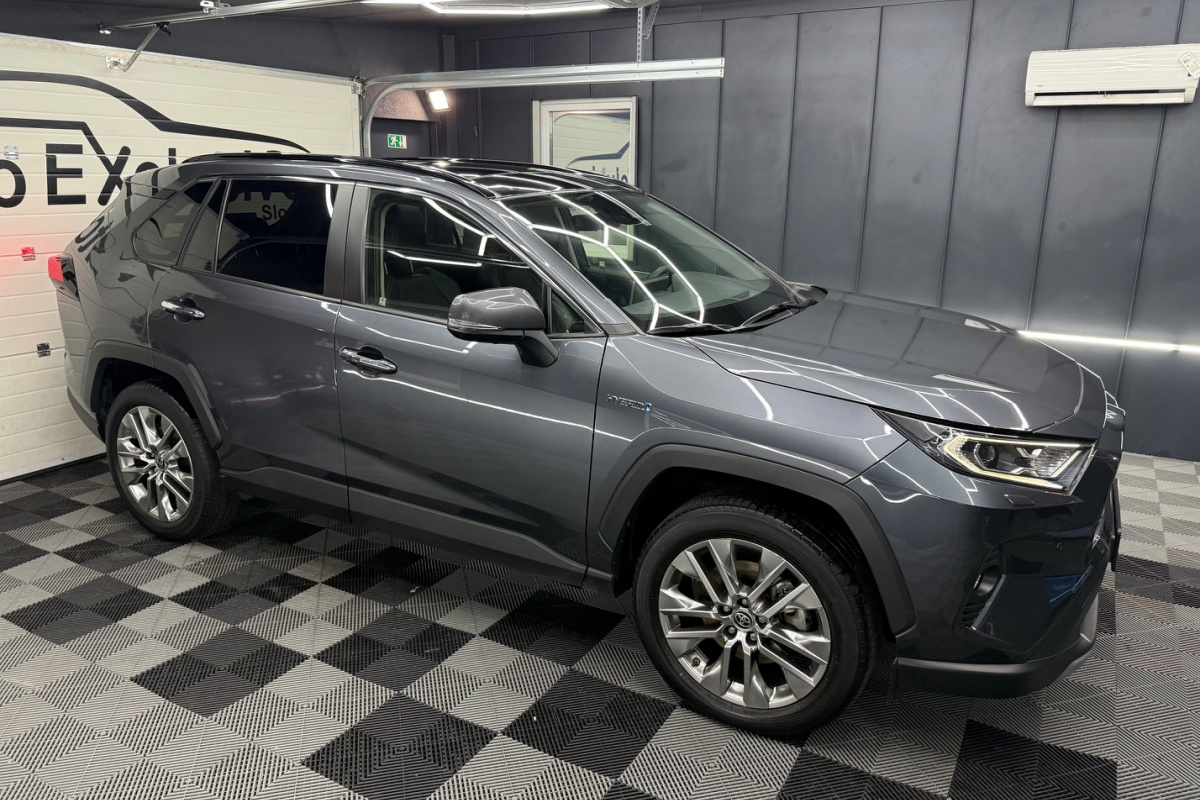 Ponuka vozidiel / Toyota RAV4 2.5 Hybrid e-CVT Executive FWD - video