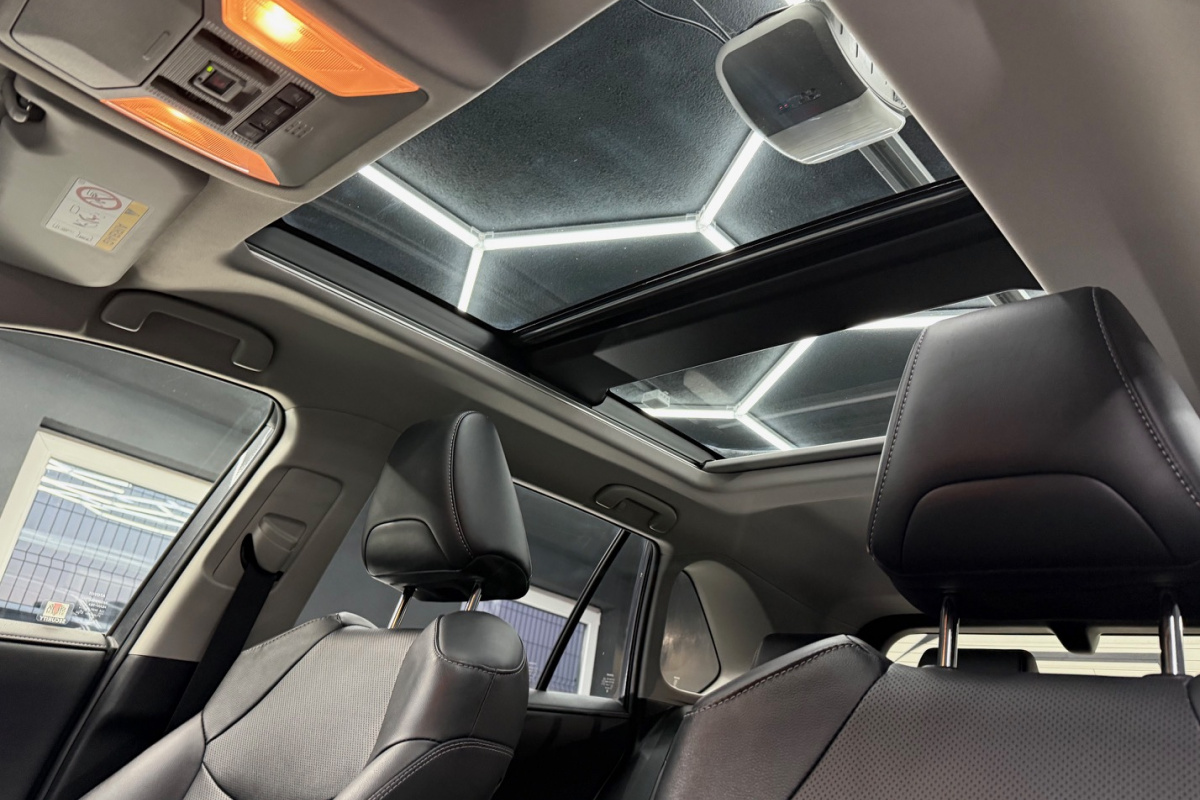 Ponuka vozidiel / Toyota RAV4 2.5 Hybrid e-CVT Executive FWD - video Ponuka vozidiel / Toyota RAV4 2.5 Hybrid e-CVT Executive FWD - video