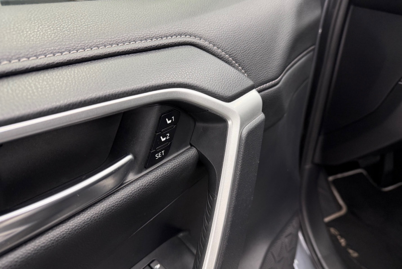  Ponuka vozidiel / Toyota RAV4 2.5 Hybrid e-CVT Executive FWD - video